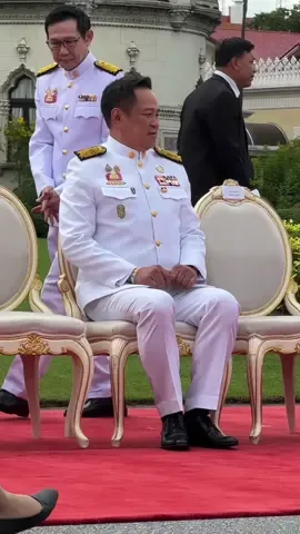 คึกคัก !! “หนู-นัส-เฮ้ง” ครม. อนุทิน เข้าทำเนียบฯ รวมพล “นายกฯอนุทิน”สวม ชุดขาวถ่ายภาพ ครม. ชื่นมื่น “นายกฯหนู” ยิ้มแย้ม พร้อมหน้า หน้าตึกไทยคู่ฟ้า บ้านนรสิงห์ . นายอนุทิน  ชาญวีรกุล นายกรัฐมนตรี และ รมว.มหาดไทย พร้อม ครม ชุดใหม่ ถ่ายภาพหมู่  หน้าตึกไทยคู่ฟ้า  ตามธรรมเนียม   ก่อนเดินไปรวมพล เตรียมเข้าเฝ้าฯ   มี“เฮ้ง สุชาติ” เดินเบิ้องซ้าย เลย เรียก ”รองนายกฯ ธรรมนัส“ มาเดินแถวหน้า เบื้องขวา   ก่อนพูดว่า  “หนู -นัส-เฮ้ง” 2 ครั้ง ก่อน เปรยว่า  “หนู-นัส-เฮง”  #นายกรัฐมนตรีคนที่32 #นายกฯอนุทิน