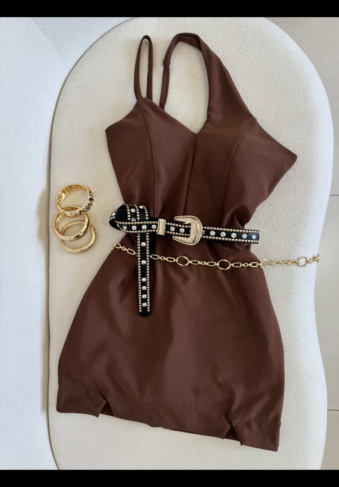 🤎 Vestido/macaquinho no tecido montaria — firme, estruturado e que modela o corpo! Cor marrom super tendência 🥰 Modelo diferenciado: por cima parece vestido, por baixo tem shorts de forro para garantir conforto. Alças de um lado só, trazendo ainda mais estilo, com zíper nas costas.  Nos acessórios: mix poderoso de cintos (fivela + corrente dourada) e pulseiras para completar o look e arrasar! 🛒 Garanta já o seu na loja ou no site: www.alohacamilly.com.br #AlohaCamilly #VestidoMacaquinho #LookPoderoso #ModaFeminina #Tendência