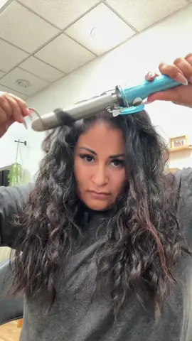 Due to color, some of my curls are really not there so let’s add a couple curls to make it pop  #hairtok #hairstyle #curl 