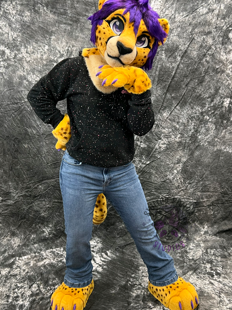 Here she is all together, Xili the cheetah for the lovely Xilimyth! 😁 🐆 She has a head built on a lightweight PLA+ base with a moving jaw, feet on a TPU base, custom fitted anthro hand paws, and 3d printed claws. All spots were airbrushed and took about right hours (excluding the head) because they needed multiple passes to look right.  Next up are premades for MFF so exciting things are on the horizon!  #fursuit #cheetah #costume #xili #xilimyth 