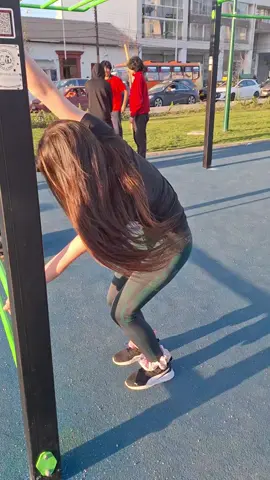Imposible no probar una banderita en este hermoso parquecito🙂‍↕️✨️ #calistenia #humanflag #chile #viñadelmar #mujeres 
