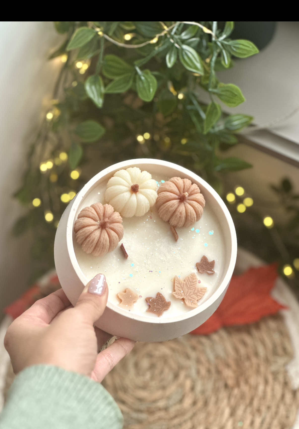 Cette petite beauté est partie en seulement quelques heures sur le site 🥰✨ Merci beaucoup pour tout l’engouement et l’accueil que vous réservez à chaque Jesmonia, ça me pousse à en créer encore plus 🥹 #bougies #creation #SmallBusiness #faitmain #pourtoi 