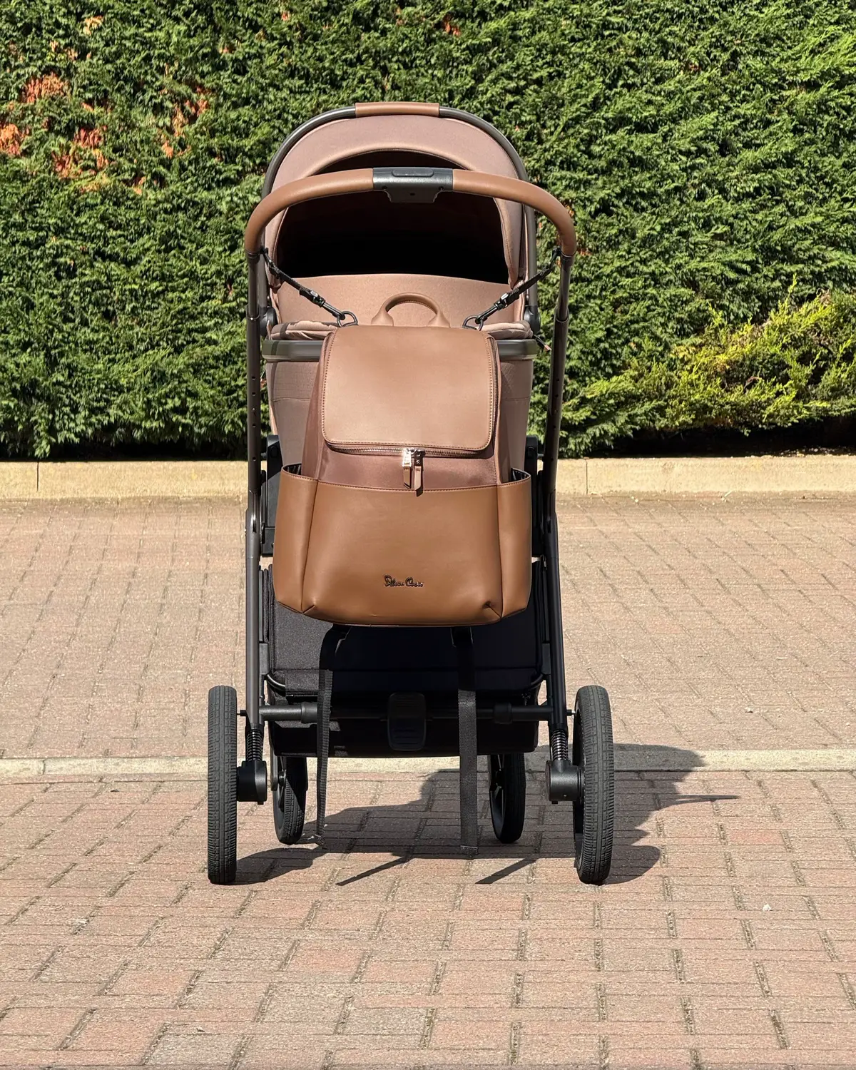 This travel system is a blend of refined designs, thoughtful details, and timeless colours. Effortless style, created for modern family life. Which is your favourite colour way? #silvercross #silvercrosscove #travelsystem #pushchairgoals #silvercrosspram 
