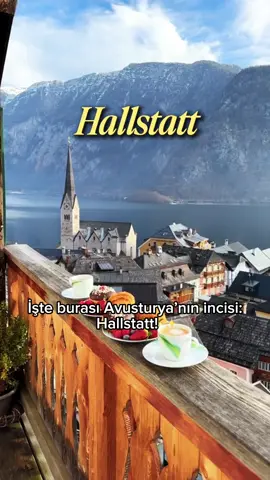 Avusturya’nın masal köyü Hallstatt… 🏞️ Sanki bir kartpostalın içine düşmüşsün gibi! ✨ 📍 Nerede? Salzburg’a yaklaşık 1,5 saat mesafede, tren + otobüs veya araba ile kolayca ulaşabiliyorsun. 🗓️ Kaç gün ayırmalı? 1 gün köy için yeterli ama gölün tadını çıkarmak ve çevrede yürüyüşler yapmak istersen 1 gece konaklama harika olur. 🏨 Otel fiyatları 2 kişi için gecelik ortalama 100–150 € arasında değişiyor. Daha uygun fiyat için göl çevresindeki küçük kasabalarda kalıp buraya günübirlik gelebilirsin. ☕ Fiyatlar: Kahve 4–5 €, göl manzaralı öğle yemeği 15–20 €. Yani Türkiye’de Alaçatı’da ödediğin paraya burada masal gibi manzara eşlik ediyor. 👣 Gezilecek yerler: 	•	Göl kıyısında yürüyüş ve renkli evlerin bulunduğu meydan, 	•	7.000 yıllık tuz madenleri (2026’ya kadar kapalı ama alternatif turlar var), 	•	Skywalk seyir terası (360 metre yükseklikten inanılmaz manzara!), 	•	St. Michael Şapeli’ndeki Kemik Evi (tarihi ve ilginç bir deneyim). Burası Disneyland değil, Photoshop hiç değil… Gerçekten var! 😍 Peki sen Hallstatt’a gitmek istesen ilk iş Skywalk’a mı çıkarsın, yoksa göl kıyısında kahve mi içersin? Yorumlara yaz bakalım 👇✨ #hallstatt #avusturya #travelguide #europe #hiddenplaces  ”