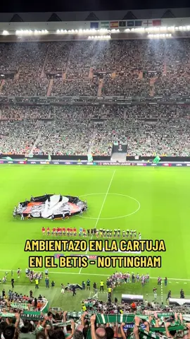 🟢🇪🇺 Suena el himno del Real Betis en La Cartuja. Por primera vez en su historia, los verdiblancos juegan un partido europeo como local lejos del Benito Villamarín. 🏟️ Ambiente espectacular para el estreno en Europa League. #realbetis #betis #europaleague #futbol #notthinghamforest 