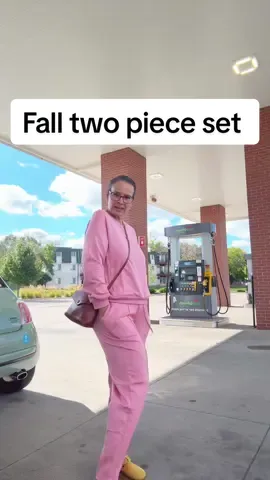 Comfy soft, fall outfit of the day super soft two-piece set really stretchy and comfortable drawstring waist pockets kind of like a sweatsuit but also like a lounge that super comfortable great mom outfit of the day #FallFashion #MomOTTD #MomFashion #FallOOTD