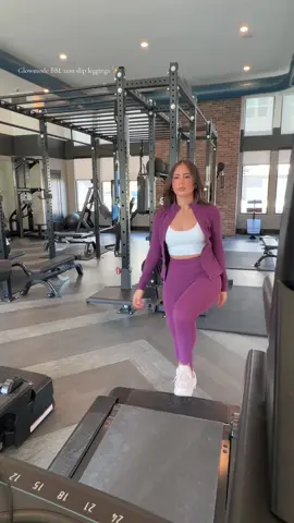 These Glowmode non slip leggings are amazing! Paired with the BBL jacket … chefs kiss @glowmode shop #tiktokshopfashionfinds #tiktokshopcreatorpicks #glowmodejacket #glowmodelegginngs #activewear 