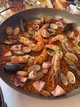 Seafood feasts & sunny vibes 🦐☀️ Nothing better than good friends and great food! 🍤🦑✨ #LunchVibes #SeafoodLover #GoodTimes #FoodieLife #ChillAfternoon    