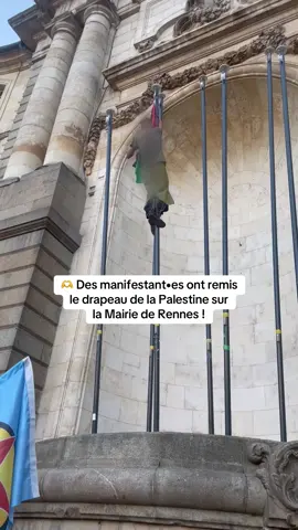 🫶 Des manifestant•es ont remis le drapeau de la Palestine sur la Mairie de Rennes !