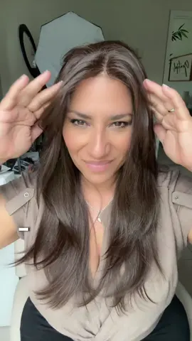 Real Natural Look on Synthetic Wig for Womens. #syntheticwig #wiginstall #peluca #fashiontrends #tiktokshoprestock 