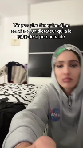 La chanson « Dieu, la Syrie et Bashar » est un hymne de propagande créé pour glorifier le président syrien Bashar al-Assad. Le titre associe trois éléments «Dieu, la nation et le chef» comme s’ils étaient inséparables : soutenir Assad reviendrait donc à aimer la Syrie et à obéir à une volonté divine. Dans les régimes autoritaires, ce genre de musique sert à légitimer le pouvoir, à unir la population derrière le dirigeant et à dissuader l’opposition. Pourquoi des artistes y participent ? 👉 Certains y voient une opportunité : subventions, passages à la télé, carrière protégée. 👉 D’autres subissent pressions et menaces : refuser peut signifier censure ou répression. 👉 Parfois, il y a aussi de l’idéologie : certains croient vraiment au discours du régime. En résumé, la culture devient un outil politique : la chanson n’est pas juste un air patriotique, c’est une arme de propagande qui met l’art au service d’un dictateur. #syrie #bashar 