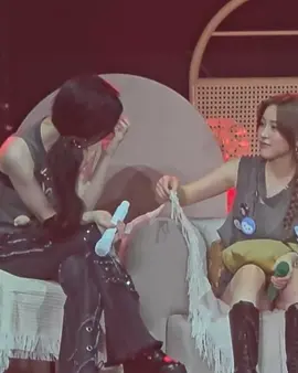 Ryujin reads her tears in a glance & Ryeongchae though pretends otherwise, but follows her in silence. 01z twins, forever favorite duo 🥹  #itzy #midzy #itzyofficial  #Ryujin #Chaeryeong 