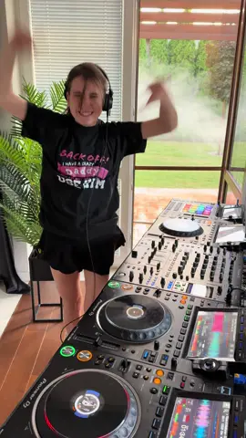 Today my brother was in the garden again and he was interrupting me while I was recording the video, this time he making fog with a pressure washer on a drop - it actually turned out quite well, don’t you think? 😂 #melodictechno #djmix #realdjing 