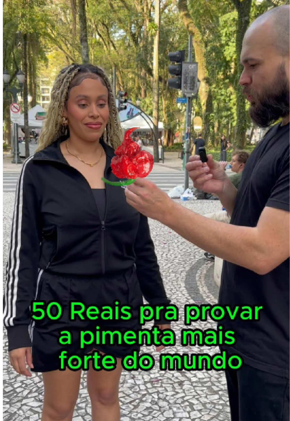 50 Reais para Comer a Pimenta mais forte do mundo? Bruna disse que comeria uma segunda por mais 50! Coragem ou loucura? E você, afim de provar essa pimenta? #carolinareaper 