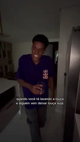 a pessoa sempre espera você começar a lavar a louça