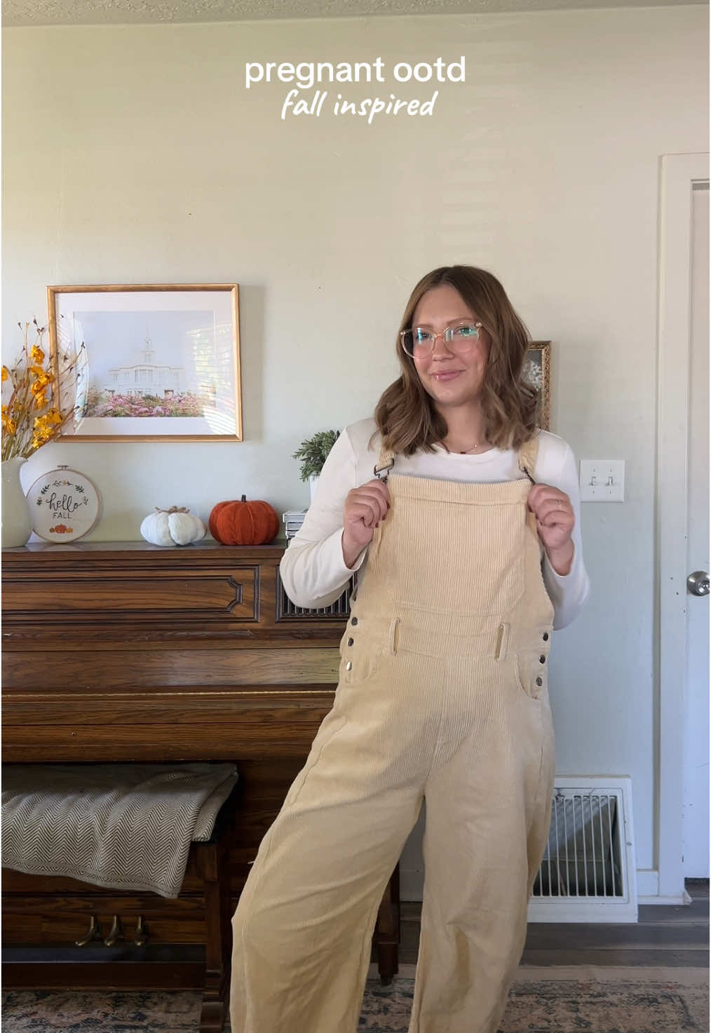 Comfiest overalls that fit my bump #ootdpregnant #momstyle #fallfashion 