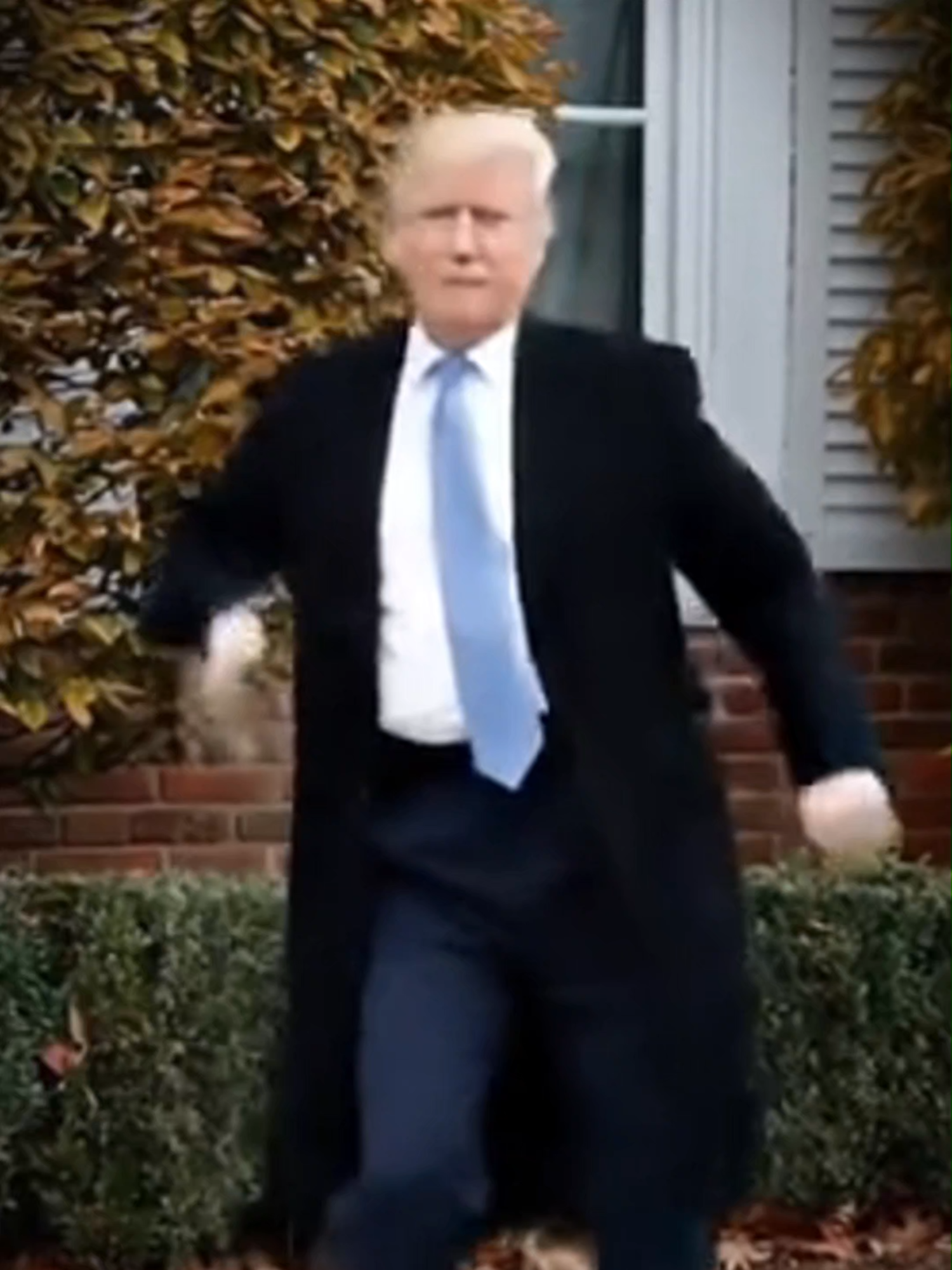 ¿Sabotaje contra Trump en la ONU? 😱 Las imágenes hablan por sí solas: Donald Trump se dirigía a dar su discurso en la ONU, pero justo cuando llega a las escaleras mecánicas… se detienen. ¿Simple coincidencia o un pequeño acto de rebeldía contra sus políticas migratorias?  🔥 Un momento extraño que muchos interpretan como un símbolo de resistencia. 👉 ¿Tú qué piensas: sabotaje o casualidad?  #Trump #ONU #NoticiasUSA #Política #Inmigrantes #Sabotaje #DonaldTrump