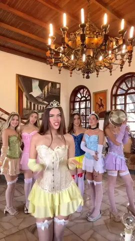 Princess MODE ON 👑🩷 ¡Vive tu propio cuento de hadas! ¡Los disfraces de princess ya disponibles en tiendas! ✨ #fyp #ecuador #new #princesasdisfraces #corsetsecuador #halloween 