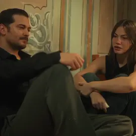 نامي ياحياتي على ايدي غلي ونامي 🤍🥹.  .  . .  .  .  .  .  #حلم_اشرف  #demetozdemir  #cagatayulusoy  #eşrefrüya  #eşsan 