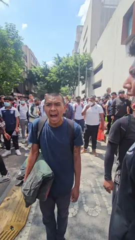 📢 A 11 años de la desaparición de los 43 #normalistas normalistas de Ayotzinapa, padres de familia y estudiantes de escuelas normales rurales en Guerrero encabezaron la “Jornada de Lucha, Ayotzinapa: Once Años de Luces y Sombras”. 👉 La protesta tuvo como objetivo exigir a la Secretaría de Relaciones Exteriores que agilice la extradición de Tomás Zerón de Lucio, ex titular de la Agencia de Investigación Criminal, señalado como responsable de la llamada “verdad histórica” y relacionado con delitos de desaparición forzada, tortura y coalición de servidores públicos. #Ayotzinapa #Justicia #43 #onceaños 