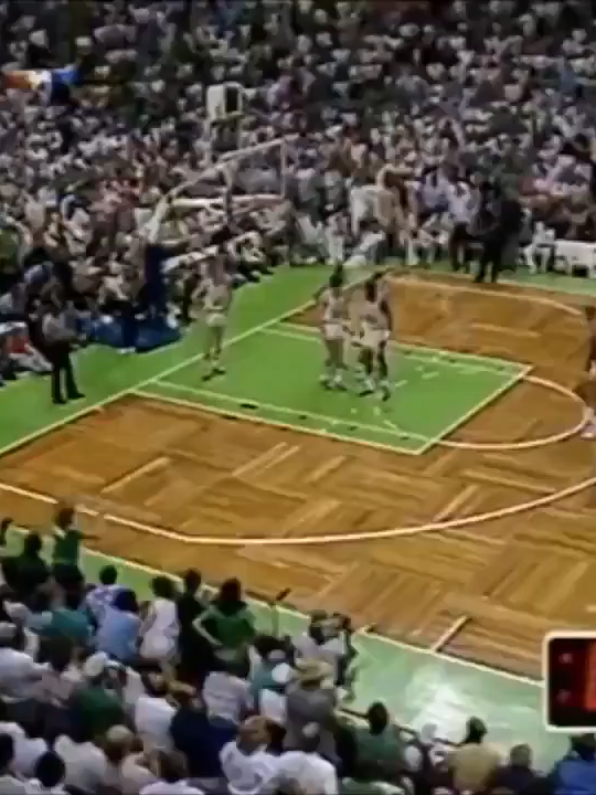 Magic Johnson’s iconic hook shot game-winner to beat the Celtics 107-106 in Game 4 of the NBA Finals in Boston. #magicjohnson #lakers #celtics #nbafinals #nbahistory #nbafinals