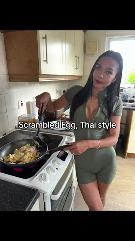 Scrambled Egg. 4 Eggs, Carrot, Onion, Spring Onion, Chilli Flakes! Yummy 🤤  #thaigirl #thai #thaifood #scrambledeggs #FoodTok 