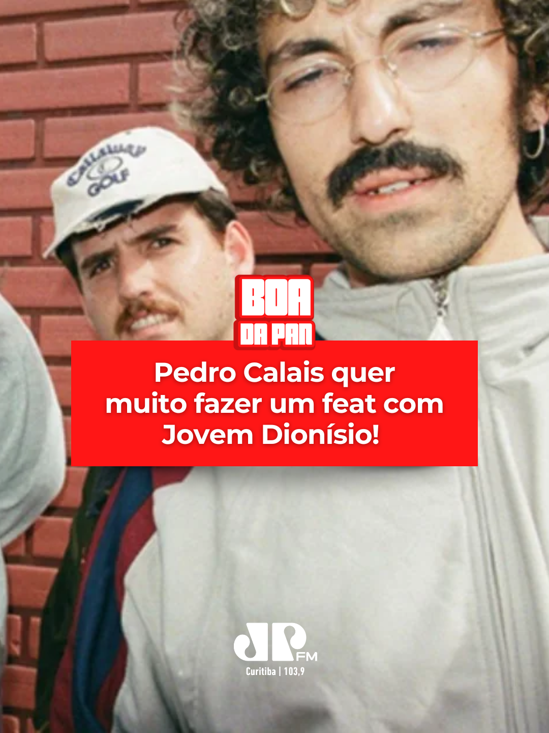 Pedro Calais quer muito fazer um feat com Jovem Dionísio! Estava até usando a camisa deles na entrevista! Assista ao Boa da Pan, às 17:00 da tarde, de segunda a sexta-feira, na JOVEM PAN CURITIBA, 103.9 NO FM ou pelo canal do youtube.com/@programaboadapan. Imagem de: Fernando Mendes #lagum #pedrocalais #rockbrasileiro #musica #jovemdionisio #BoaDaPan #JovemPan