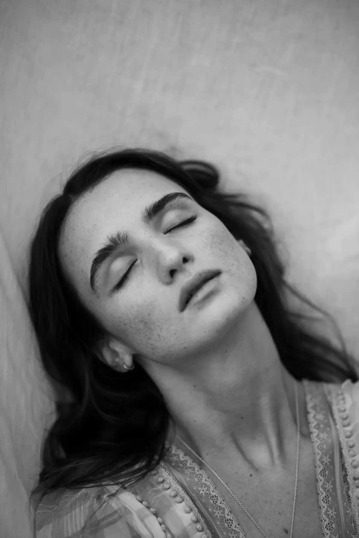 هكذا ‏يستذكر أمثالك ‏عالماً لم يكثرت لإنقاذهم، ‏يرصون قلوبهم ‏بانتظار باص إلى الجحيم ‏حيث يقبع كل الرجال ‏الذين عاندوا دموعهم. #fyp #fypシ゚ #foryoupage 