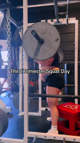 Finally in my third trimester!! Light SSB squats to start off leg day. #pregnant #pregnantlifting #lifting 