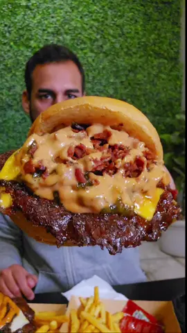 EL TEMPLO DEL SMASH 🍔 Antes eran Primos pero un mal socio los estafó, les robó la marca, los equipos, las recetas, todo... Menos la pasión y creatividad que los caracteriza 🔥 Hoy están en una cocina tipo patio de comidas, funcionando principalmente por delivery pero no se aunque no sea en su propio Templo, la experiencia de ir y comerlas recién salidas es otra cosa! 🤩 Tienen un producto de primera categoría y me encanta que todas las hamburguesas sean dobles desde la base, con dos smash de 80g c/u, que hace que la porción base sea perfecta y si vienes con hambre, justo para comerse dos sin reventar 🐷 Las hamburguesas del video son: 1) Smoked Bacon 2) Spicy Relish 3) Manhattan Porfa prueben la Manhattan porque es brutal, la única que viene envuelta 😍 📍Lira 353, Santiago  💲Desde 5.990 clp  Y recuerden, aunque en el actual Primos aún salgan hamburguesas decentes, es solo porque los fundadores dejaron todo bien hecho pero los invito a NO consumir de un local sin honor ❌ El real es @El Templo Del Smash  y está más que aprobado y recomendado 🤘🏽 #smashburger #chilefood #foodporn #santiagodechile #brotemplodelsmash 