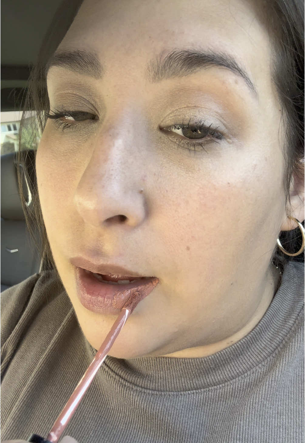 I love doing my makeup in the truck,  it’s the best lighting ☺️Anyone else use their fingers as brushes 🥴😅 #mommakeup #quickmakeup #5minutemakeup #momlife 