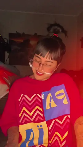 ❤️Desde que camino con Dios, mi vida tomó un rumbo seguro pero como quiera con mil turbulencias pero SEGURO. Antes me dejaba llevar por lo que veía, por lo que sentía o por lo que otros decían, pero ahora sé que mi norte está en Él y nada puede apartarme de esa dirección. No importa cuán fuerte sea la tormenta, no importa qué tan oscuro parezca el camino, porque Su luz siempre me guía y Su voz me da paz. Ya no vivo con miedo, porque entendí que si Dios está conmigo, nada puede asustarme ni detenerme. Él es mi fuerza, mi refugio y mi razón de avanzar cada día con la frente en alto. Hoy camino con seguridad, porque mi norte no está en lo pasajero, sino en lo eterno: en Dios.”