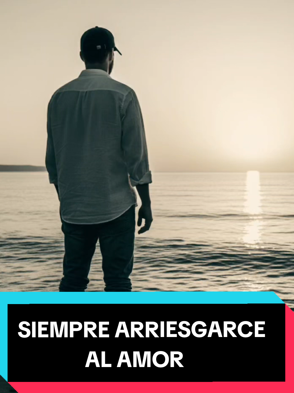 Amar es arriesgarse: la única forma de vivir de verdad El amor es un riesgo, sí. Es la apuesta más alta que podemos hacer en la vida. Es abrir el corazón, dejar entrar a alguien con la posibilidad de que un día se vaya. Es entregar nuestra confianza, nuestra vulnerabilidad, a otra persona, sabiendo que no tenemos control sobre el final. Pero, ¿qué es la vida sino una serie de riesgos? Desde el momento en que nacemos, estamos en constante riesgo: el de caer, el de fracasar, el de ser heridos. Elegir no amar por miedo a sufrir es como decidir no vivir por miedo a morir. Es privarse de la experiencia más profunda y transformadora que existe. Siempre es mejor arriesgarse que quedarse con la eterna pregunta: 