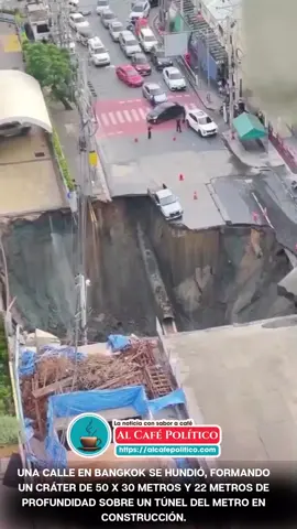 🚨📌 No es Torreón ni México… es Bangkok. En Bangkok, Tailandia  una calle se desplomó sobre un túnel del metro en construcción 😱 👉 Cráter de 50 x 30 metros y 22 de profundidad. La obra es de la empresa familiar del primer ministro… y ya estalló la polémica 🔥 ✨ Síguenos en alcafepolitico.com #Bangkok #NoticiasInternacionales #Viral #Metro #AlCafePolítico
