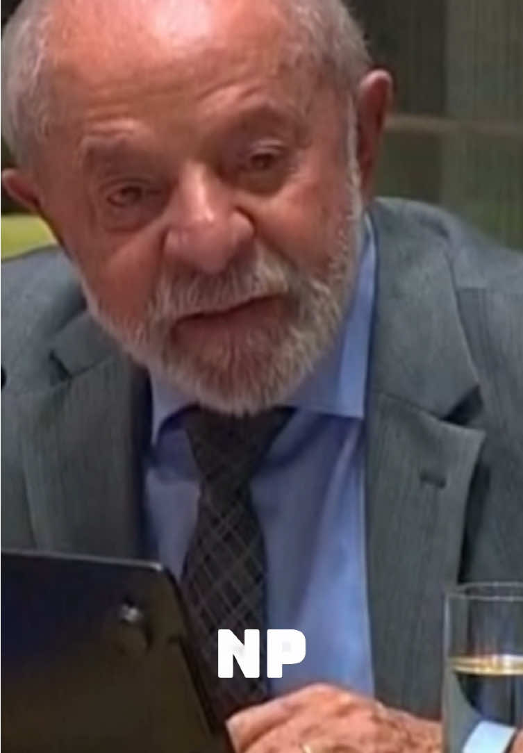 “Onde a esquerda errou?”presidente Lula se questiona em discurso em cúpula por democracia O presidente Luiz Inácio Lula da Silva (PT) participou nesta quarta-feira (24), em Nova York, de uma reunião com líderes de outros países para discutir a defesa da democracia e o combate ao extremismo. Durante o pronunciamento, o Lula fez uma autocrítica enquanto presidente da República e representante da esquerda. “Muitas vezes a gente governa dando resposta ao que a imprensa publica sobre nós, à cobrança do mercado, à necessidade de contentar os adversários”, afirmou. #noticiapreta #lula #onu #democracia #esquerda