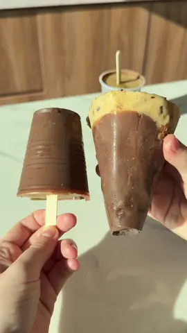 HELADITOS DE BANANA, COCO Y CHOCOLATE: la combinación que nunca falla 🍌🍫 • Una receta simple y fresca, perfecta para tener lista en el freezer. Mezclás todo, armás los heladitos y listo: tenés un postre casero que se disfruta a cualquier hora. • Probé un hack nuevo que me re copó: derretí el chocolate directamente en una manga para formar el molde como si fuera un cucurucho. Queda súper bien y no necesitás nada más. Pero si querés ir a lo seguro, los vasitos descartables siempre están a la mano 😉 • 👩🏼‍🍳 INGREDIENTES: • 4 Bananas maduras 🍌 • 1 cda de Miel 🍯 • 1/2 taza de Bebida 100% vegetal de coco @laserenisimaok 🥥 • Esencia de Vainilla ✨ • Dulce de leche colonial de @laserenisimaok 🥄 • Chocolate semiamargo 🍫 • Fáciles, frescos y con ingredientes que seguro ya tenés en casa. Hacelos, guardalos, y cada vez que abras el freezer vas a ser un poco más feliz 💛❄️ • #recetas #icecream #chocolate 