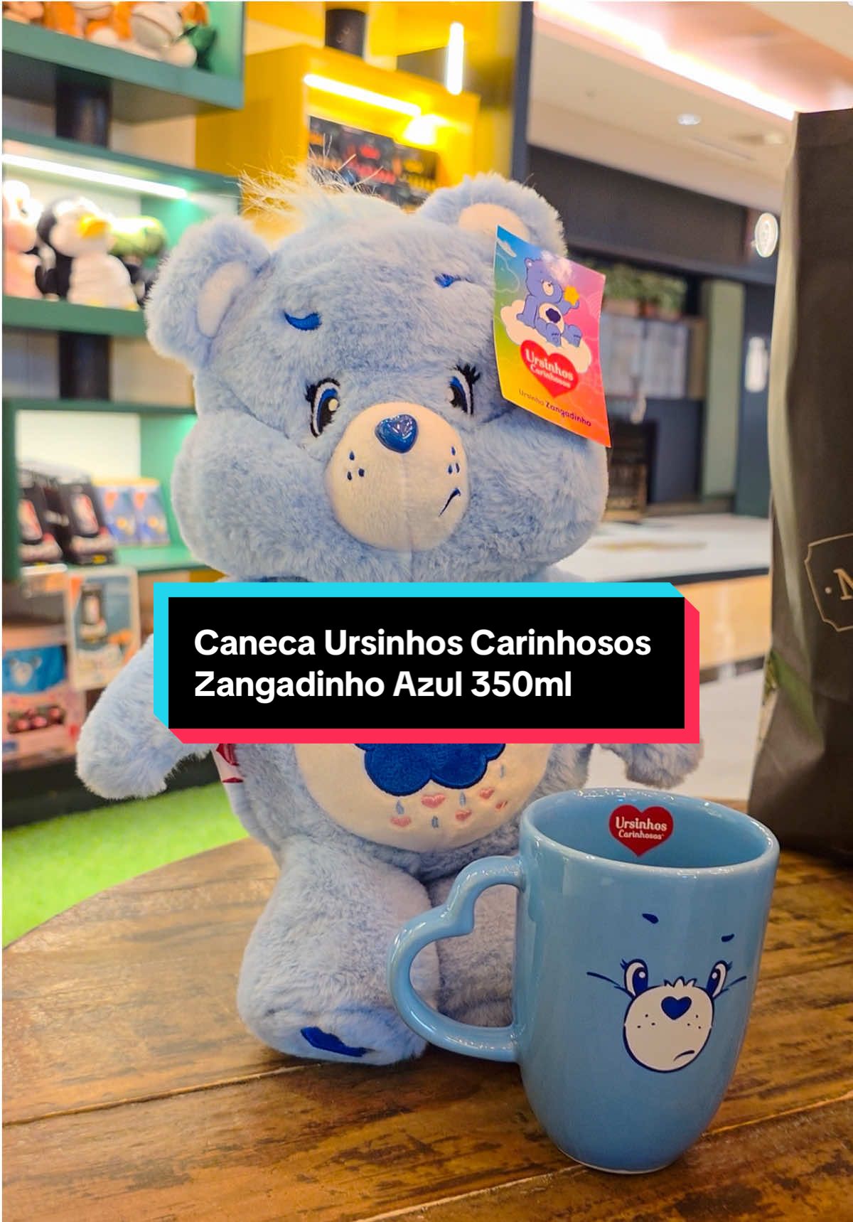 Coleção  Ursinhos Carinhosos Cacau Show Caneca Ursinhos Carinhosos Zangadinho Azul  🩵 Detalhes  • Capacidade de 350ml. • Cerâmica de alta resistência. • Estampa oficial do personagem Zangadinho. Veja a disponibilidade na Cacau  Show mais próxima de você! 🤩 #cacaushow #diadascrianças #ursinhoscarinhosos #ursinhoscarinhososcacaushow #fyppppppppppppppppppppppp  @Cacau Show Oficial ✓ 