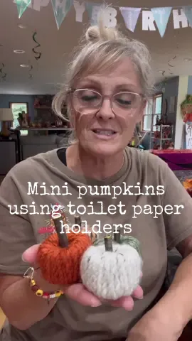 Mini Pumpkins for under $5.00 using sticks, toilet paper holders and yarn. #budgetfriendly #justthebells10 #fallvibes #fallcrafts #falldealsforyou 