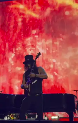 @Slash tocando solo de November Rain 🎩🎸 . . . . . #gunsnroses🌹🔫 #hardrock #slash #metal #slashguitarrista 