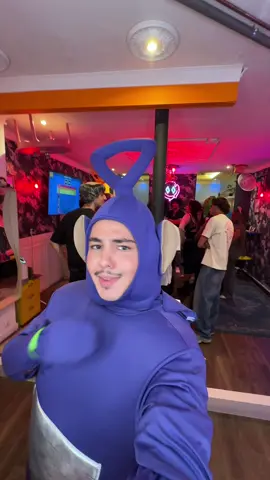 😂 L’activité la plus déjantée du moment est enfin dispo à Paris : @hilarious labs ! Le concept ? Faire rire les autres sans rire toi-même… et crois-moi, c’est 100x plus dur que ça en a l’air 😭 👉 1h de pur délire entre potes, déguisements, défis farfelus et fous rires garantis. Franchement, si t’as kiffé LOL : qui rit sort sur Prime, tu DOIS tester ça ! 📍 Hilarious Labs – Paris 🎭 4 à 16 joueurs ⏱️ Durée : 1h — #hilariouslabs #paris #sortiraparis #activitéparis #sortieparis   