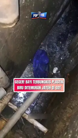 Seorang wanita tega membuat bayinya sendiri yang baru dilahirkan ke selokan tak jauh dari tempat tinggalnya. Wanita berinsial TS (28) tinggal disebuah indekos kawasan Cipete Utara, Kebayoran Baru, Jakarta Selatan. Kasus ini tengah menjadi perhatian warga sekitar pasalnya wanita tersebut belum berstatus menikah atau memiliki suami. Hingga kini pihak kepolisian tengah menyelidiki kasus tersebut. Kanit PPA Satreskrim Polres Metro Jakarta Selatan, AKP Citra Ayu mengatakan peristiwa bayi baru lahir dibuang oleh ibu kandungnya sendiri terjadi pada Senin (23/9/2025) kemarin. Kasus tersebut terungkap setelah warga menemukan adannya bayi dalam kondisi terbungkus plastik di selokan, dari serangkaian penyelidikan TS yang melakukan aksi itu. Dalam rekaman video yang beredar, terlihat aksi dramatis warga yang dengan sigap mengangkat bayi yang dibungkus dalam kantong plastik berwarna biru.  Setelah berhasil diselamatkan dari saluran air, bayi segera dibawa ke Rumah Sakit Umum Daerah (RSUD) Kebayoran Baru guna mendapatkan perawatan medis. #popfmindonesia #bayi #cipete source : istimewa