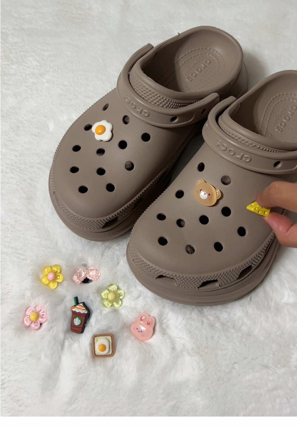 “taupe” is back in stock! 🧸 these platforms are cute and comfy, I love the cushion on them. more cozy vibes when I wear them with some cute slouchy socks 🧦

style “Crocs Bae Clogs Platform” ☁️

#crocs #brown #falloutfits #fallfashion #tiktokshopcreatorpicks#brown  