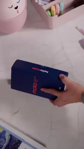 Conheça o Moto E14: o seu próximo smartphone! Prepare-se para uma experiência completa sem precisar gastar uma fortuna. O Moto E14 é o smartphone ideal para quem busca eficiência, entretenimento e um ótimo custo-benefício. Qualidades em destaque Tela envolvente: Mergulhe em seus filmes e jogos com a tela de 6,56 polegadas. Com a taxa de atualização de 90 Hz, a navegação é super fluida e a qualidade de imagem é nítida. Bateria que dura o dia todo: Não se preocupe em recarregar o tempo todo. Com a bateria de 5000 mAh, você tem energia de sobra para usar o celular para trabalho, lazer e muito mais, do nascer ao pôr do sol. Design moderno e resistente: O Moto E14 tem um acabamento elegante e um corpo fino que se encaixa perfeitamente na sua mão. Além disso, ele conta com proteção contra respingos, para que você use seu aparelho sem preocupações. Câmera com IA: Capture momentos incríveis com a câmera principal de 13 MP com foco automático. Graças à tecnologia de Inteligência Artificial, suas fotos e vídeos terão cores mais vivas e detalhes impressionantes. Gostou do Moto E14? Deixe seu like, comente o que mais te impressionou nesse smartphone e compartilhe este vídeo com seus amigos! #MotoE14 #Motorola #Smartphone #Tecnologia #Android  