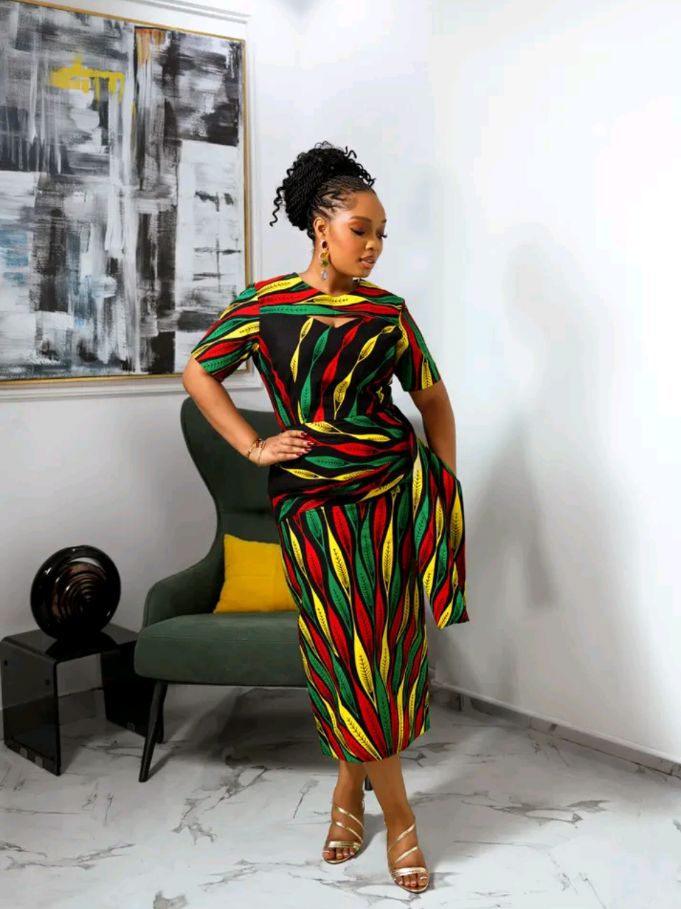 Embrace your unique style with this stunning mini dress that makes you the standout 👸🏽 🎥Mytribeng #ankarastyles #mididress #classicstyle #glamourstyle #nigerianfashion 