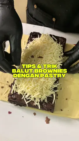 Tips & Trik balut brownies dengan pastry 🥰 Selamat mencoba 😊 #monyenyo #browniespastry #brownies #cemilan #kuliner 