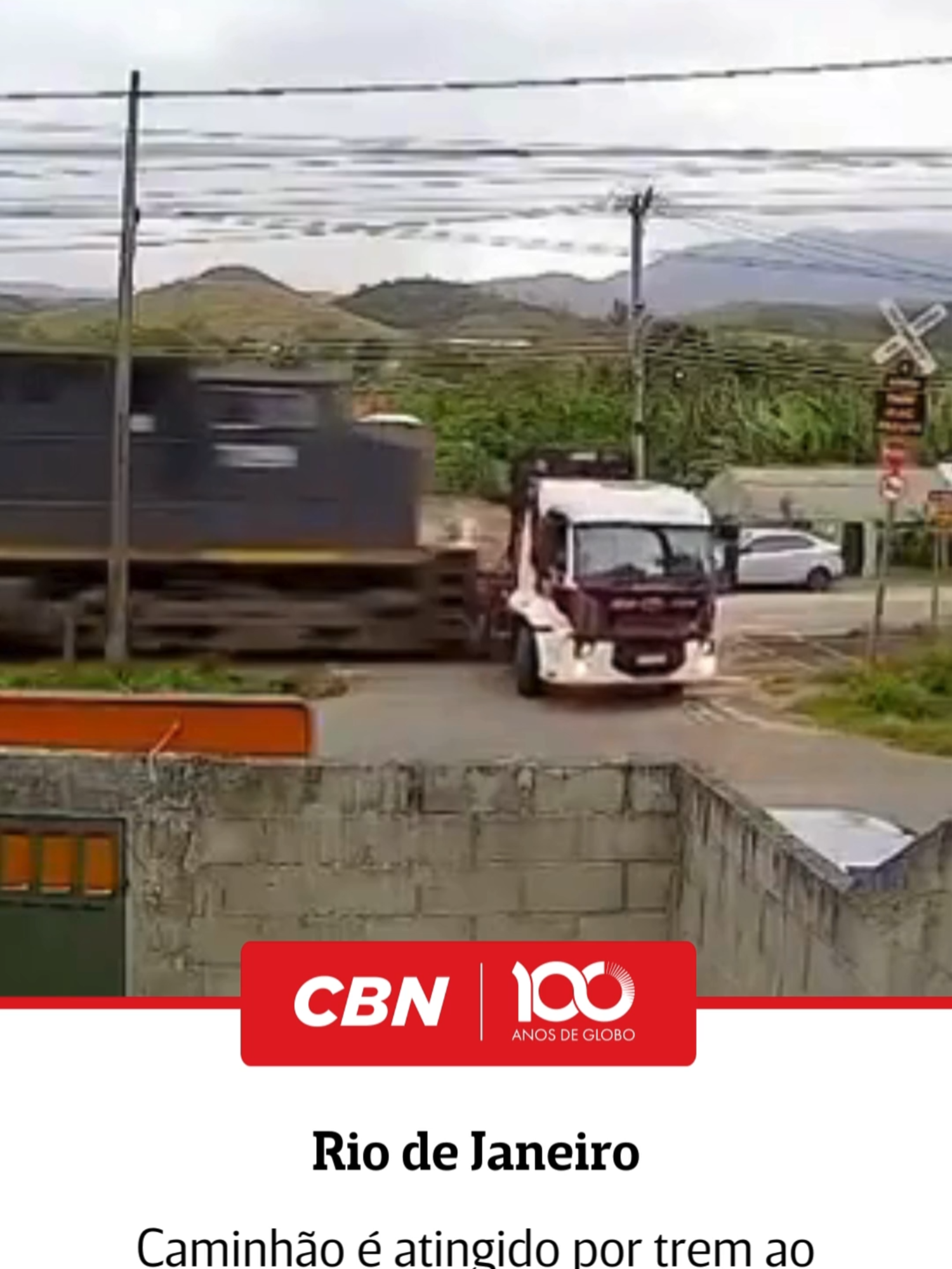 Um caminhão foi atingido por um trem ao tentar cruzar a linha férrea em Vassouras, no Sul do Rio de Janeiro. O acidente ocorreu na tarde de terça-feira (23), no bairro Vila Ipiranga, e foi registrado por uma câmera de segurança. Confira a reportagem completa no site da CBN e saiba mais. 📸 Reprodução/Redes sociais #NoArNaCBN #Acidente #Rio #Trem #Caminhão