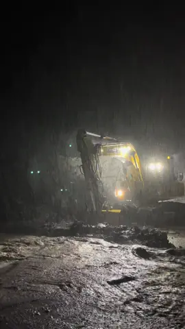 mereka tetap bekerja di saat opt HD dan DT sudah tertidur lelap saat hujan😮‍💨