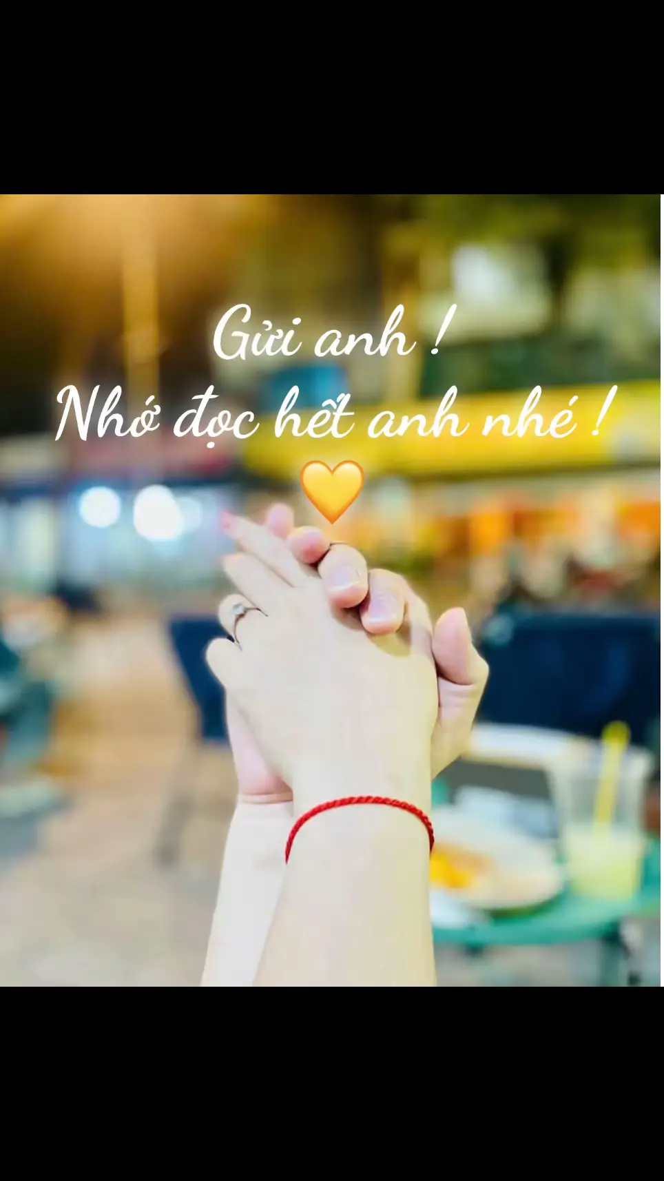 Gửi anh !  Có lẽ trong đời em chưa bao giờ cảm thấy trái tim mình nặng nề đến thế. Khi em cất lời chia tay, em đã nghĩ mình đủ mạnh mẽ để chấp nhận mọi điều. Nhưng khoảnh khắc nhìn thấy những giọt nước mắt của anh rơi, tất cả trong em như sụp đổ. Em thấy mình thật tàn nhẫn, như vừa làm vỡ nát một điều quý giá mà chính em cũng không thể nào bù đắp lại. Em không muốn anh khóc, càng không muốn mình trở thành nguyên nhân của nỗi đau trong anh. Nhưng em cũng không thể lừa dối chính mình để tiếp tục khi trái tim đã quá mệt mỏi và lạc hướng. Giữa lý trí và cảm xúc, em đã chọn điều khiến cả hai cùng tổn thương — nhưng em tin rằng đó là điều cần thiết để rồi một ngày nào đó, chúng ta có thể thật sự bình yên. Em day dứt vô cùng, anh biết không? Hình ảnh anh khóc sẽ mãi ở trong em như một vết hằn, để nhắc nhở rằng có một người đã từng yêu em sâu đậm đến thế. Em vừa thấy biết ơn, vừa thấy mình ích kỷ, vừa thấy có lỗi không sao nói hết bằng lời. Nếu em có thể ôm lấy anh lần cuối, có lẽ em chỉ muốn nói: Xin lỗi. Xin lỗi vì đã làm anh đau, xin lỗi vì không thể đi cùng anh lâu hơn, xin lỗi vì đã không thể giữ trọn lời hứa khi mới bắt đầu. Em mong rằng sau này, khi nghĩ về em, anh sẽ không chỉ nhớ đến nỗi buồn hôm nay, mà còn nhớ rằng chúng ta từng có một đoạn ký ức đẹp. Và em, sẽ mãi mang theo nỗi day dứt này, như một phần của tình yêu mà em chưa bao giờ coi nhẹ. Em không biết tương lai sẽ ra sao, nhưng trong lòng em vẫn mong rằng, nếu còn duyên, một ngày nào đó khi cả hai đã thật sự bình yên, chúng ta có thể gặp lại — không phải để níu kéo, mà để mỉm cười với nhau như hai người bạn từng đi qua một đoạn đường đầy ý nghĩa. Em ...!💛