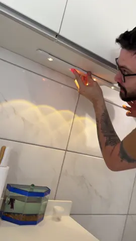 Luminária Luz LED Sem Fio sensor De Movimento #tiktokshop #luz #luminaria #cozinha #armario 