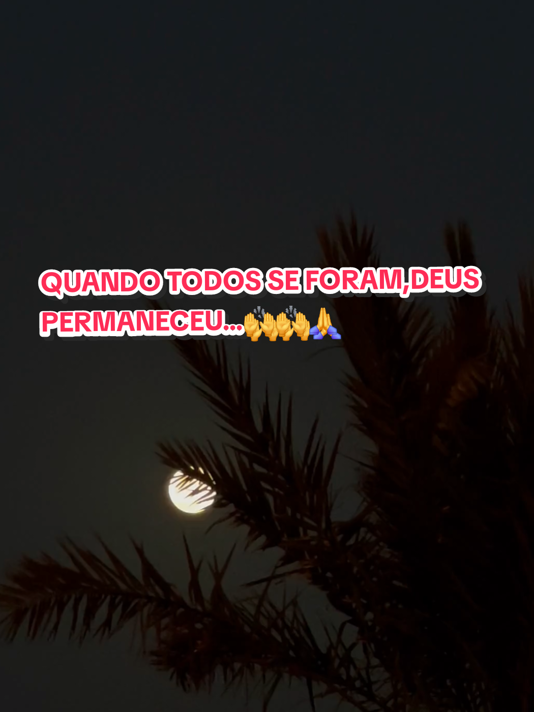 Mesmo quando o mundo nos abandona,Deus continua ao  nosso lado,Firme e Fiel . #ConfiarEmDeus #DeusÉBom #Reflexão 